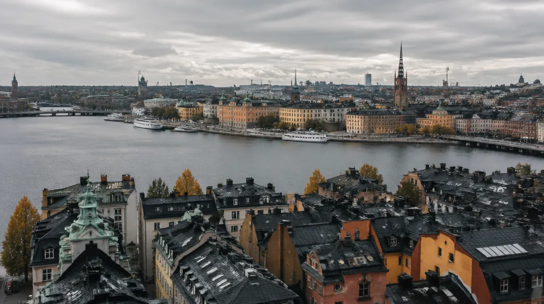 Stockholms tak i kvällsljus