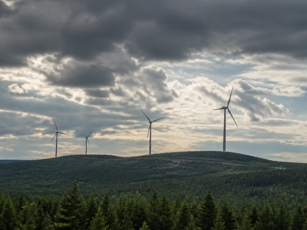 Vindkraftverk på en skogsås